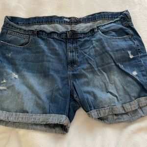 Distressed boyfriend shorts